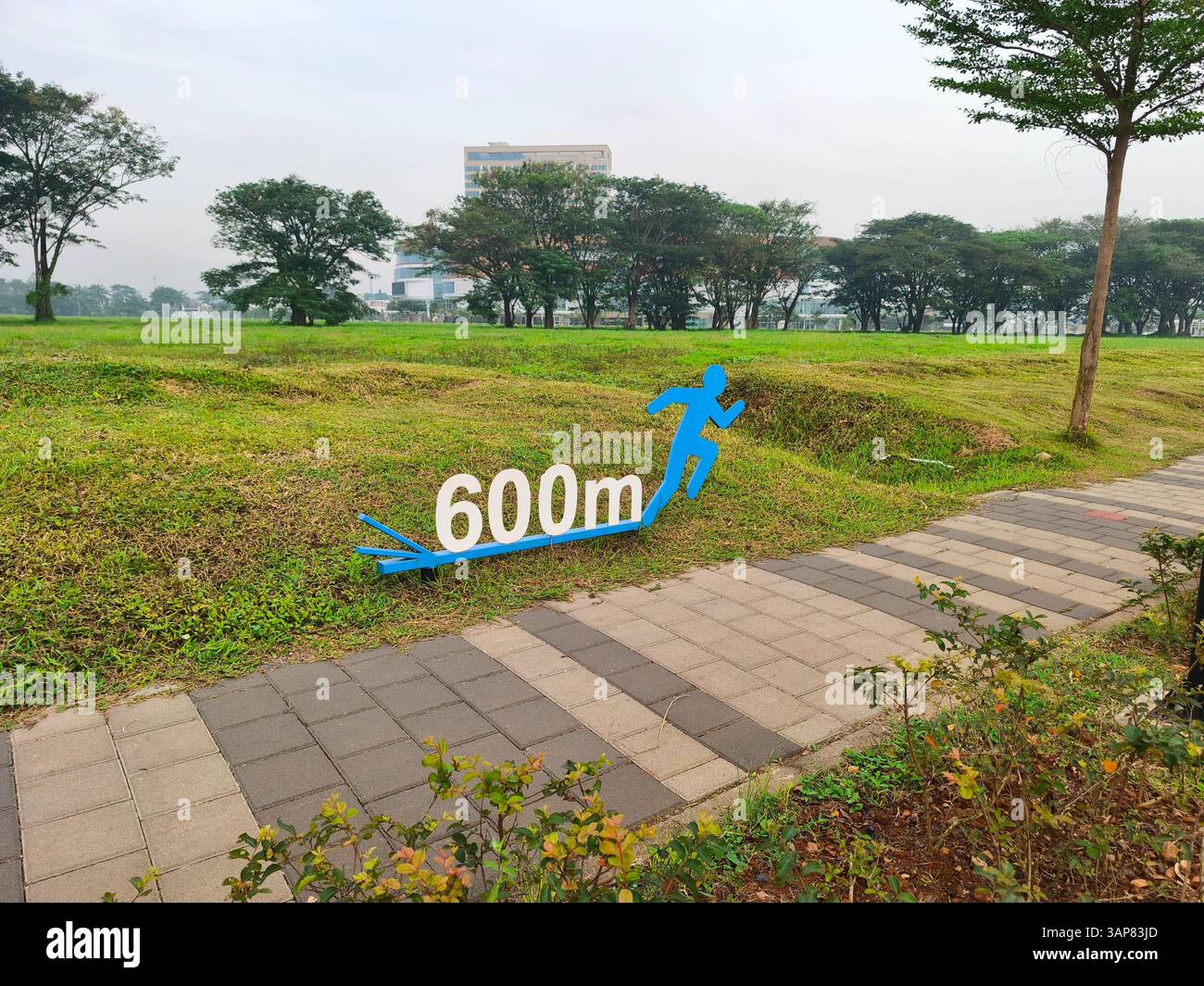 segno di 600 m sulla pista da corsa nell'area sportiva housing Foto Stock