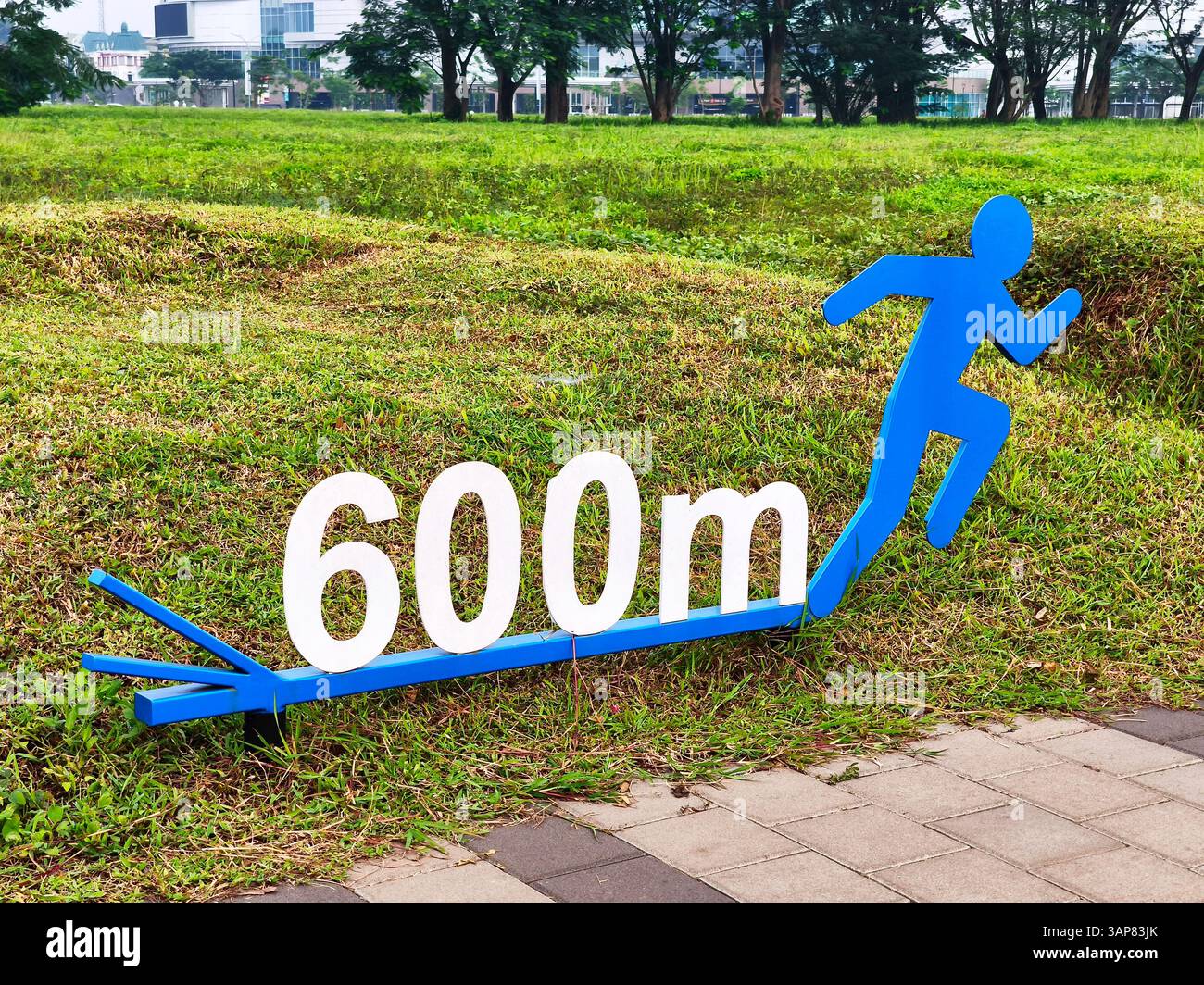 Il cartello si trova al punto 600 m su una pista da corsa in un'area sportiva Foto Stock