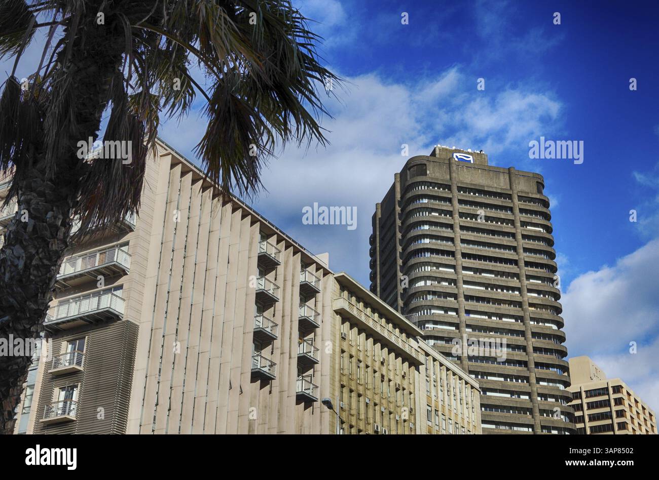 L'edificio si innalza nel cielo a città del Capo, Sudafrica, Africa Foto Stock