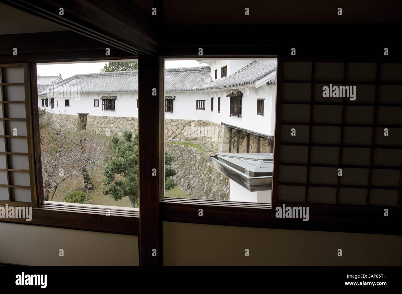 Edificio del castello di Himeji visto attraverso una finestra, Himeji, Giappone, Asia Foto Stock