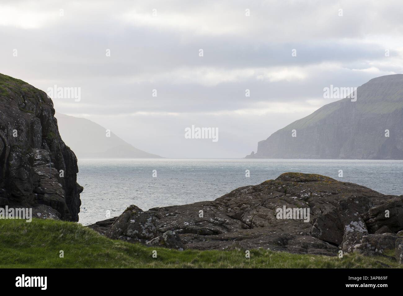 Paesaggio tipico delle Isole Faroe, con erba verde, oceano e rocce, Sandoy, Isole Faroe, Danimarca, Europa Foto Stock