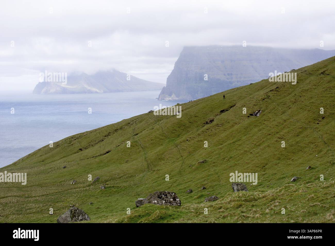 Paesaggio tipico delle Isole Faroe, con vista da Kalsoy verso Kunoy e Vidoy, Kalsoy, Isole Faroe, Danimarca, Europa Foto Stock