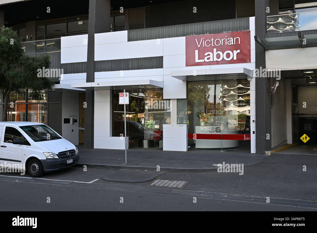 Esterno del quartier generale dello stato del Partito Laburista Australiano, l'ufficio del partito politico Vittoriano Labor nei Docklands di Melbourne, durante il giorno Foto Stock