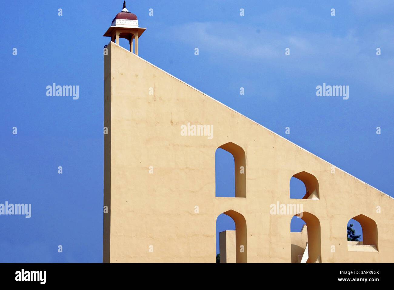 Jantar Mantar Observatory, Jaipur, Rajasthan, India settentrionale, Asia, angolo acuto di un edificio di fronte a un cielo blu, probabilmente parte di un osservatorio, in Foto Stock