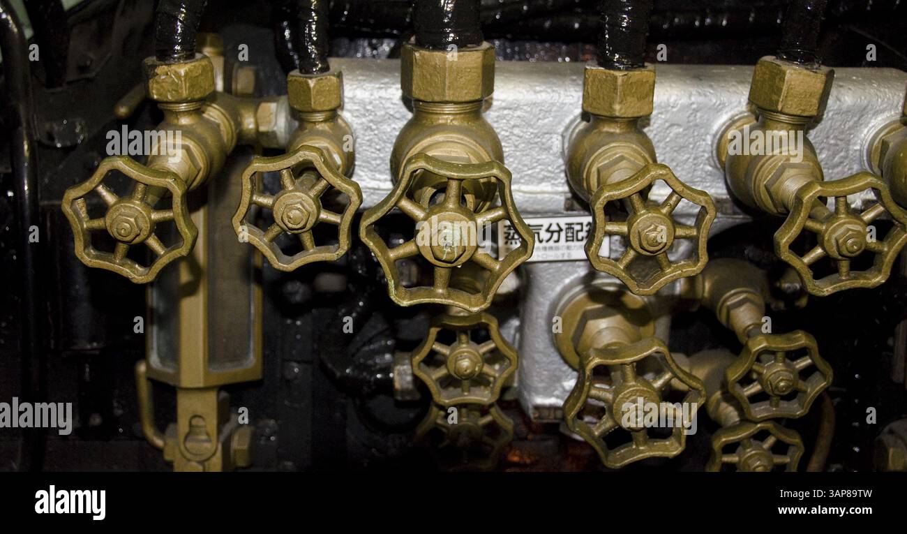 Valvole su un vecchio treno con molte possibilità di regolazione, Giappone, Asia Foto Stock