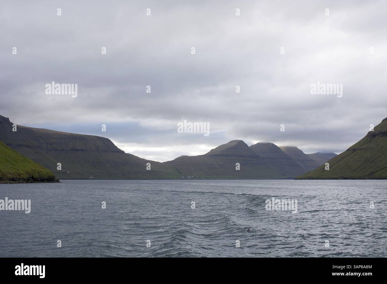 Le isole Kalsoy e Kunoy sulle Isole Faroe con Kalsoyarfjordur, Husar, Isole Faroe, Europa Foto Stock
