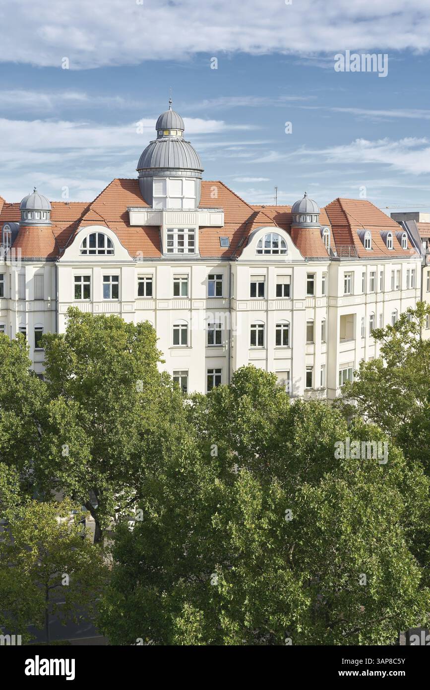 Storico edificio residenziale e commerciale risalente all'epoca Guglielmina, risalente al 1904, su Kurfuerstendamm a Berlino Foto Stock