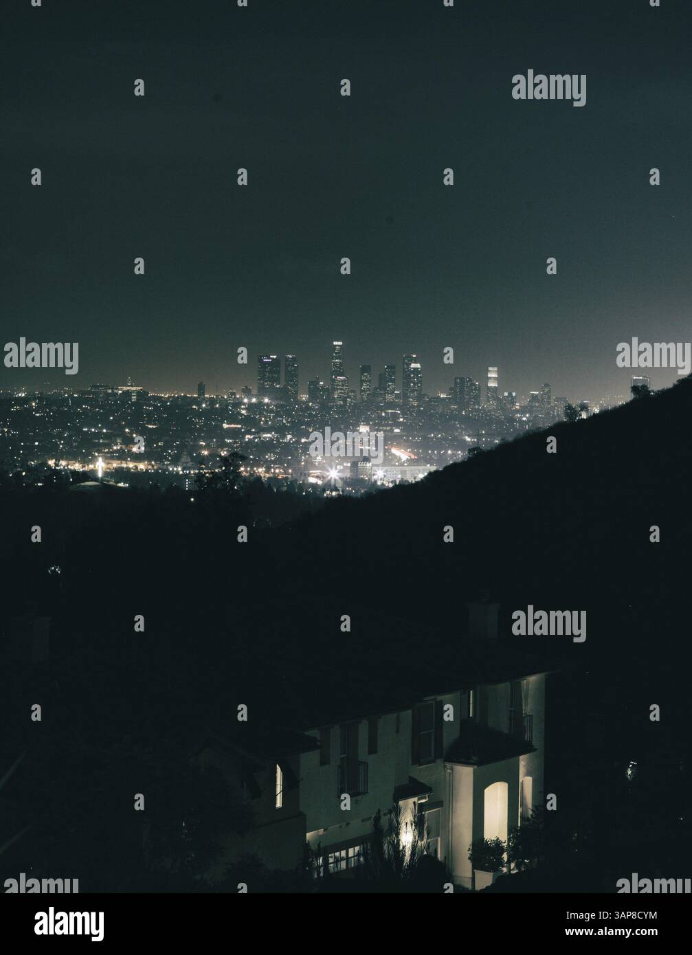 Skyline di Los Angeles di notte, California USA Foto Stock