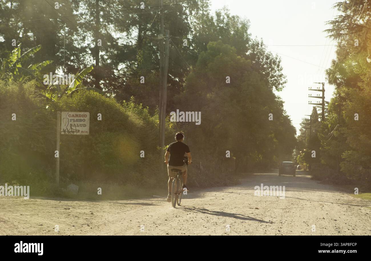 Ciclista su una strada sabbiosa a Escobar, Argentina 2018 Foto Stock