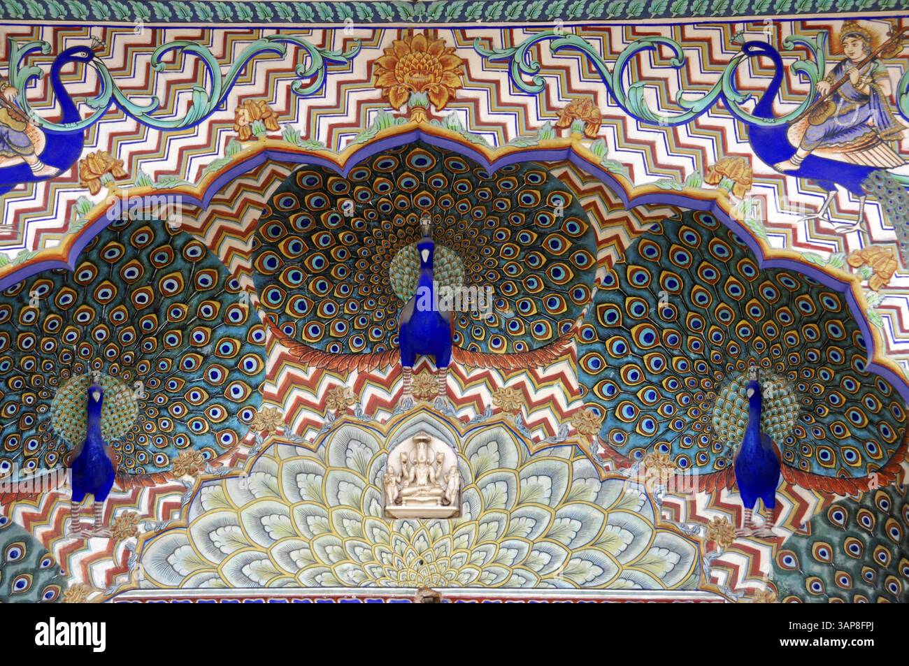 Palazzo della città di Jaipur, colorato mosaico murale con pavone e motivi floreali in stile artistico indiano, Jaipur, Rajasthan, India, colorate pareti artistiche con pavone Foto Stock