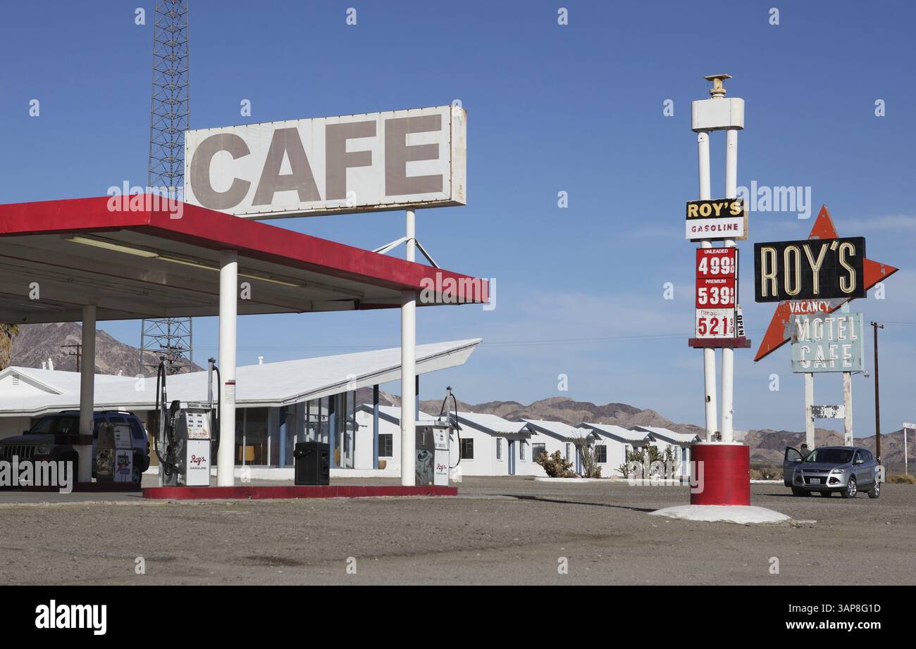 Stazione di servizio degli anni '80 nel deserto californiano, USA 2013 Foto Stock