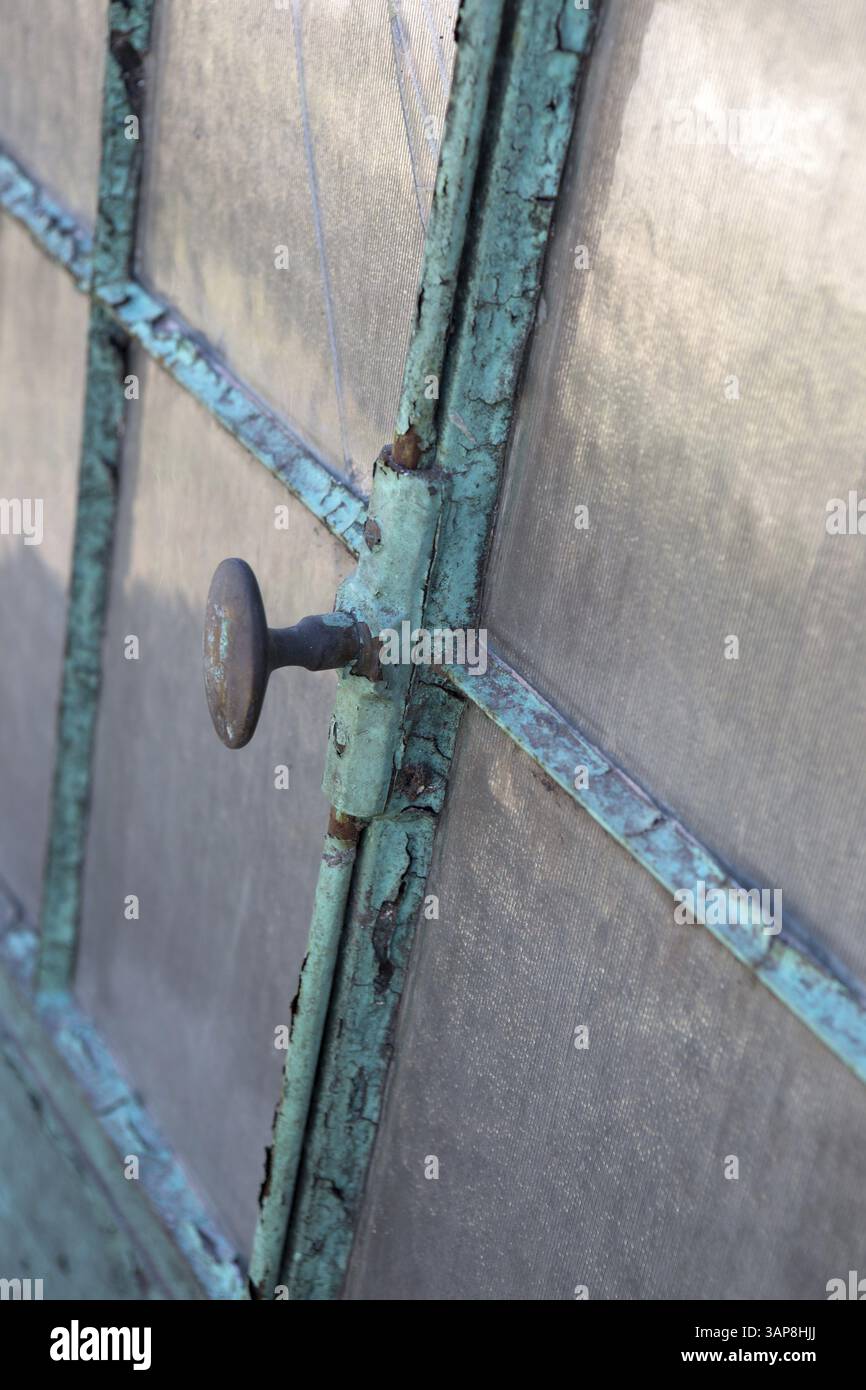 Una vecchia finestra arrugginita a Buenos Aires, Argentina 2016 Foto Stock