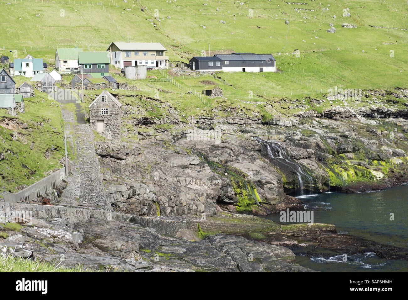 Paesaggio tipico delle Isole Faroe, con il villaggio di Hattarvik, Hattarvik, Isole Faroe, Europa Foto Stock