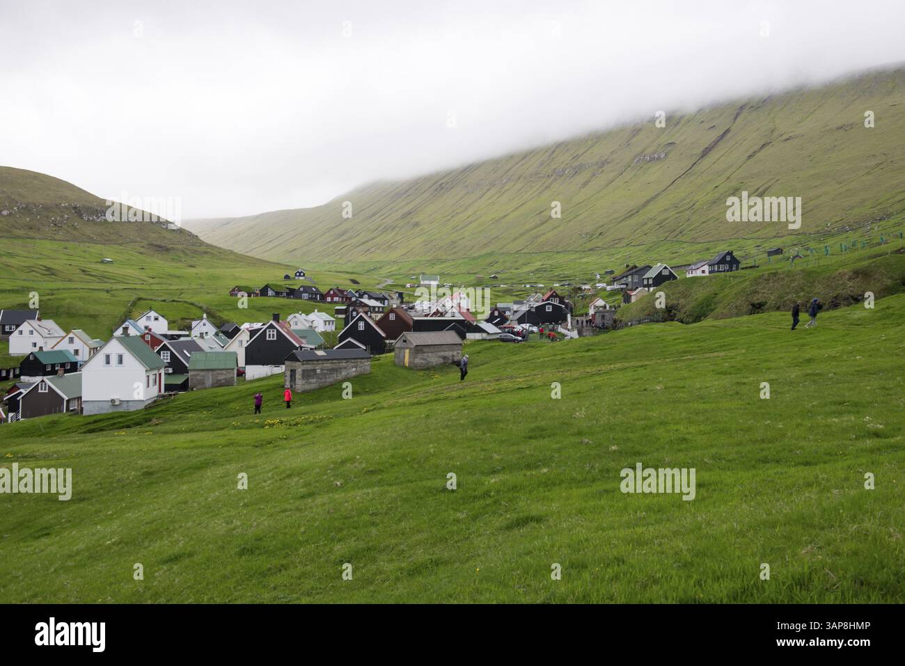 Paesaggio tipico delle Isole Faroe, con erba verde e Gjogv, Gjogv, Isole Faroe, Danimarca, Europa Foto Stock