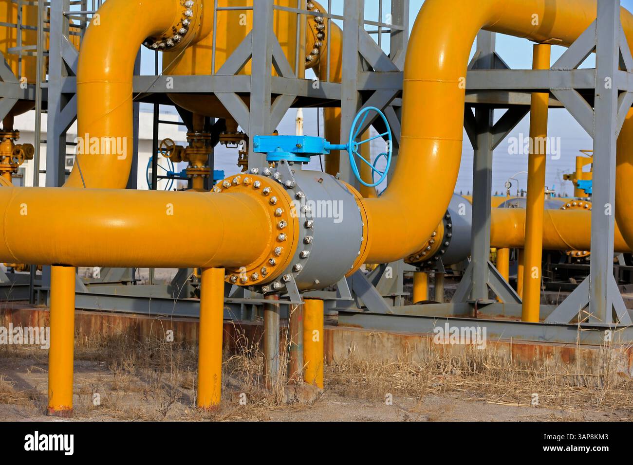 Attrezzature e tubazioni per giacimenti petroliferi Foto Stock