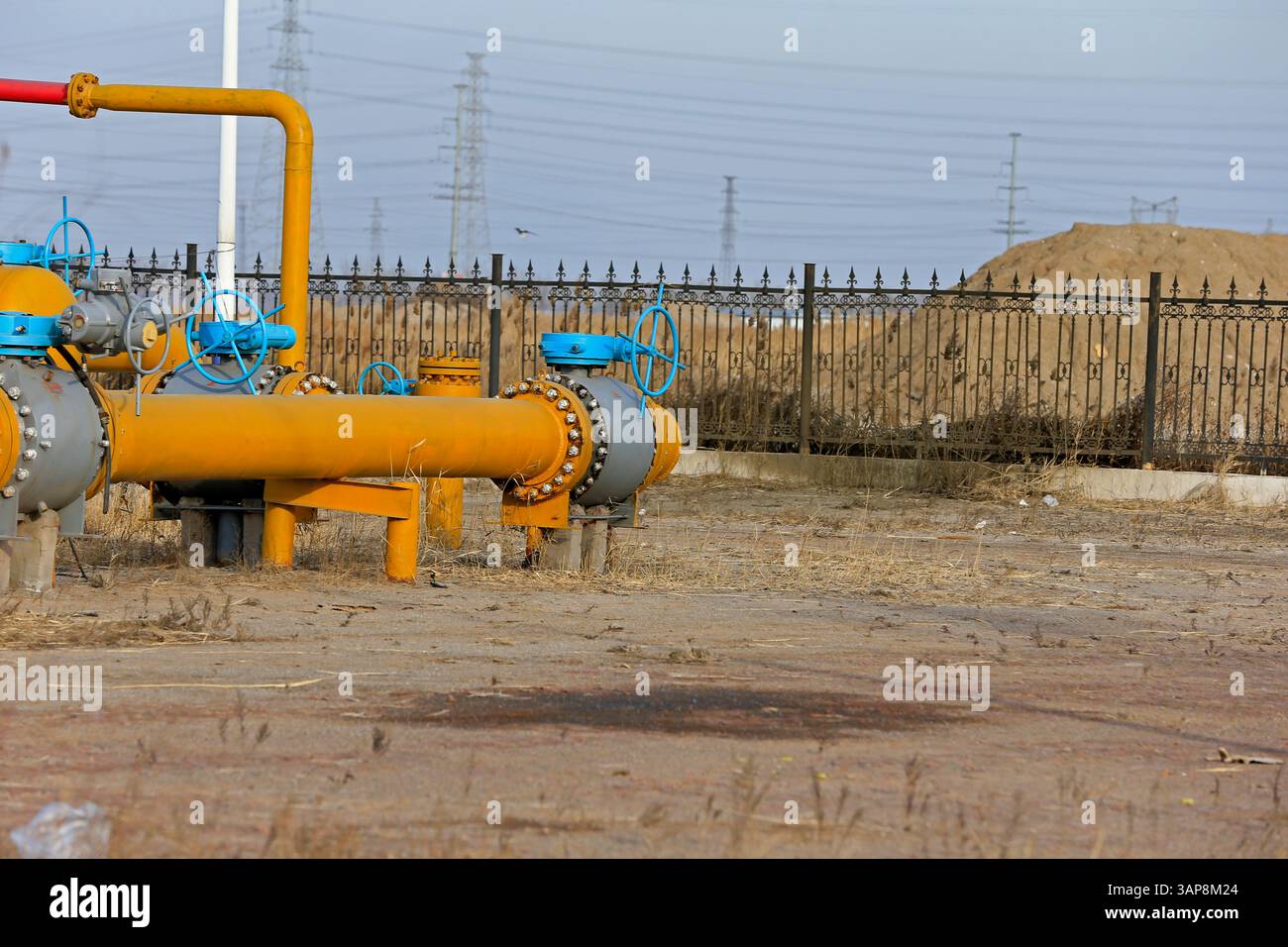 Attrezzature e tubazioni per giacimenti petroliferi Foto Stock