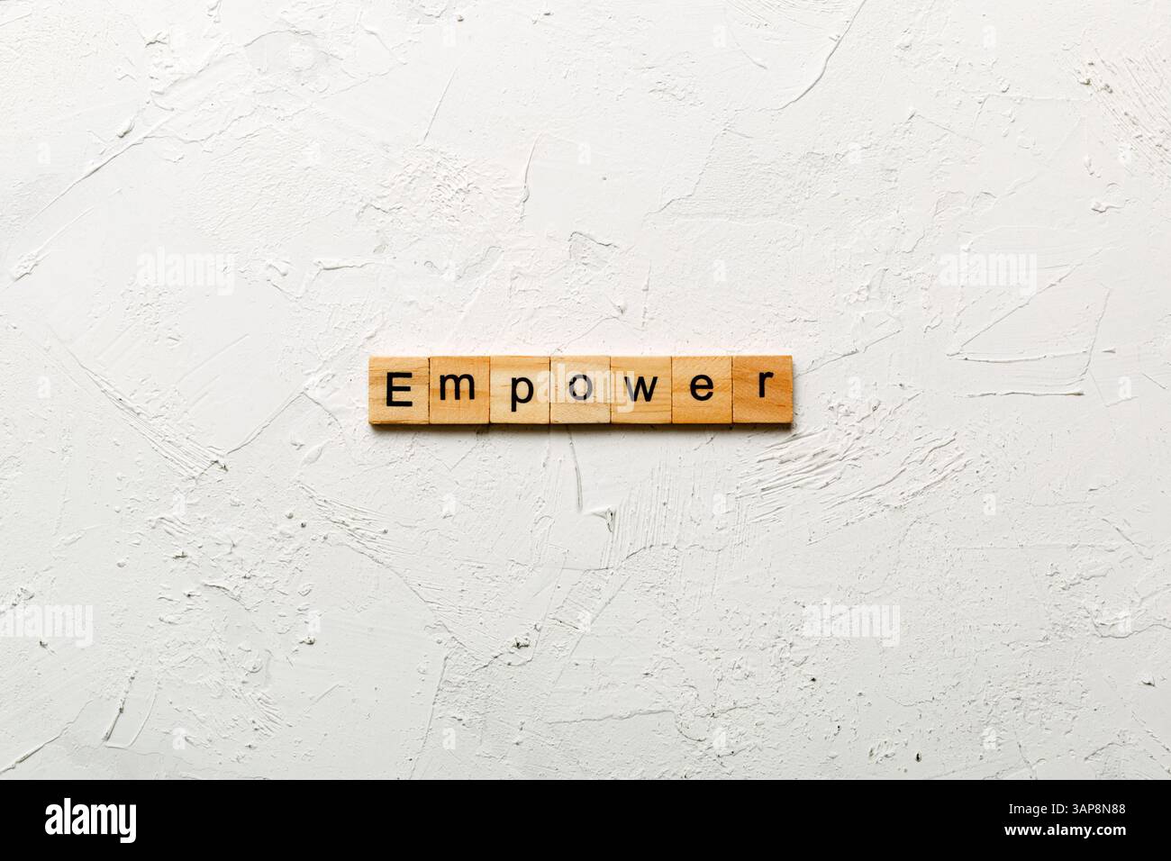 Empower parola scritta sul blocco di legno. Potenziare il testo sul tavolo, concetto. Foto Stock