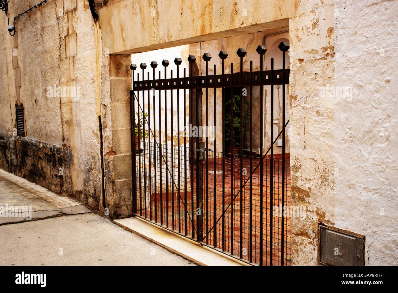CIUTADELLA DE MENORCA, MINORCA, SPAGNA - 24 SETTEMBRE 2023 porte di ferro tipiche nella città vecchia Foto Stock