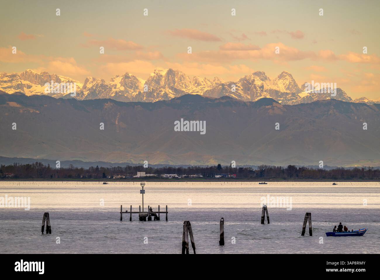 Vista panoramica delle Dolomiti innevate dalla laguna veneta, Venezia, Veneto, Italia Foto Stock