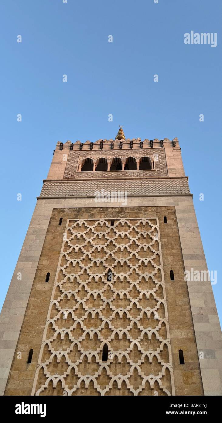 La Moschea al-Zaytouna di Tunisi, Tunisia, è un sito storico islamico noto per la sua eredità spirituale ed educativa. - Immagine stock catturata con smartphone