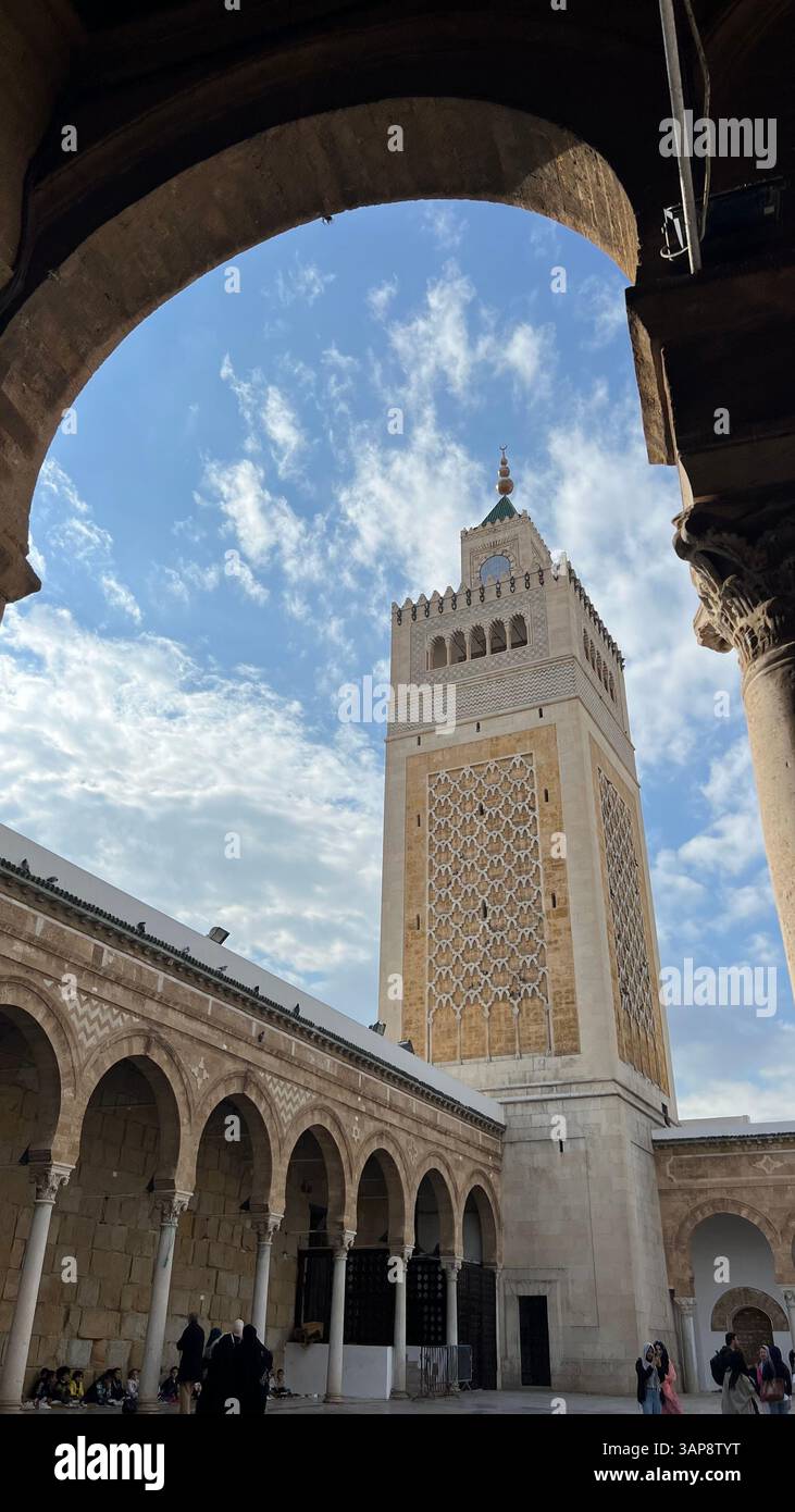 La Moschea al-Zaytouna di Tunisi, Tunisia, è un sito storico islamico noto per la sua eredità spirituale ed educativa. - Immagine stock catturata con smartphone