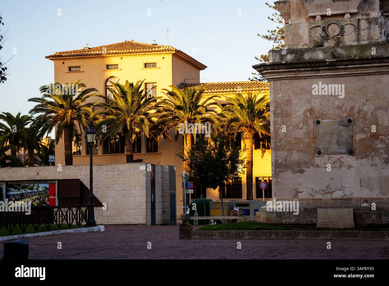 CIUTADELLA DE MENORCA, SPAGNA - 24 SETTEMBRE 2023 la città vecchia con edifici, porto, cattedrale, chiese e mercato in un giorno di sole luminoso Foto Stock
