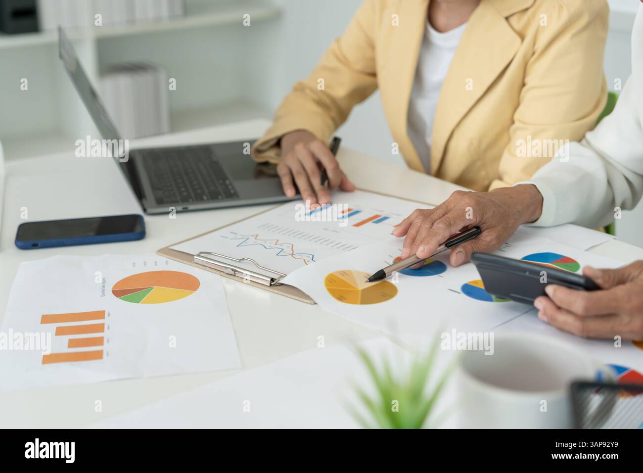 Il team aziendale calcola vantaggio, lavoratrice, fogli di calcolo, grafico dello sviluppo finanziario, conti bancari, statistiche, economia, analisi dei dati, investi Foto Stock