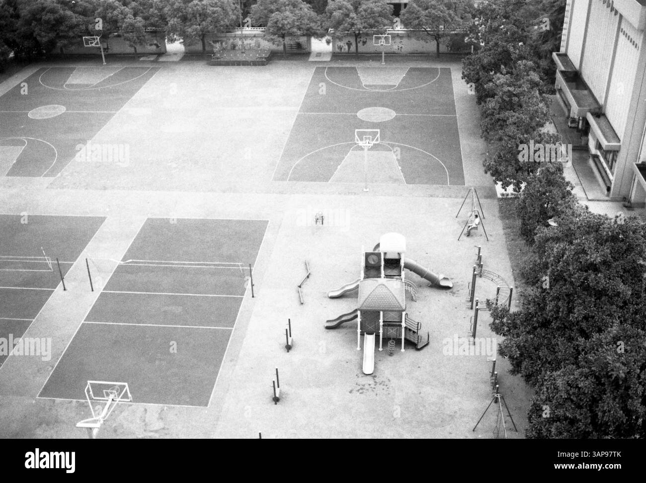 Infrastruttura scolastica urbana: Vista aerea del parco giochi della scuola primaria all'inizio degli anni '2000 in Cina Foto Stock