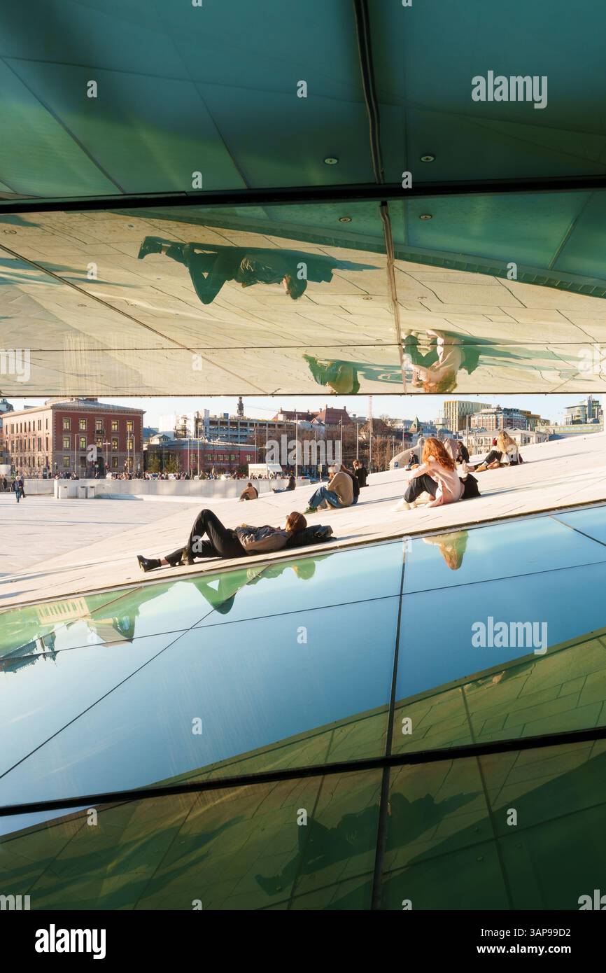 Oslo, Norvegia - Opera Nazionale norvegese e Balletto di Snøhetta, tetto spiovente nelle giornate di sole Foto Stock