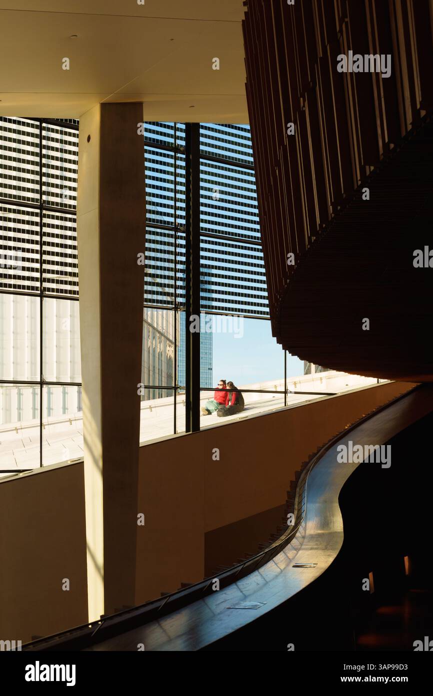 Oslo, Norvegia - Opera Nazionale norvegese e Balletto di Snøhetta, tetto spiovente nelle giornate di sole Foto Stock