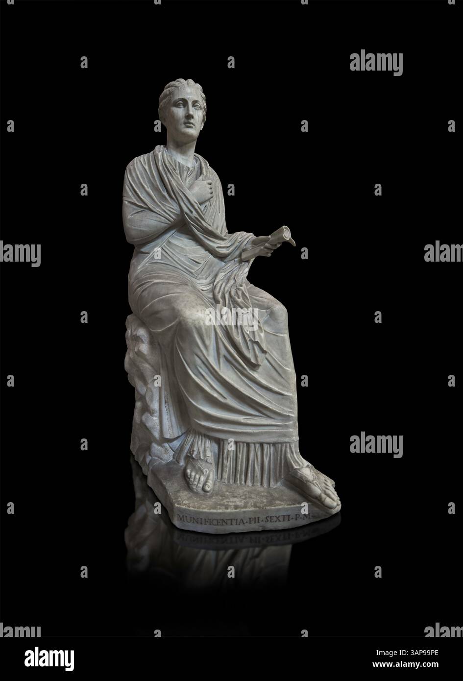 Statua romana della piccola Ercolanese di una donna conosciuta come "Saffo" (una poetessa greca), raffigurante una donna seduta che regge un rotolo, suggerendo che fosse un po Foto Stock