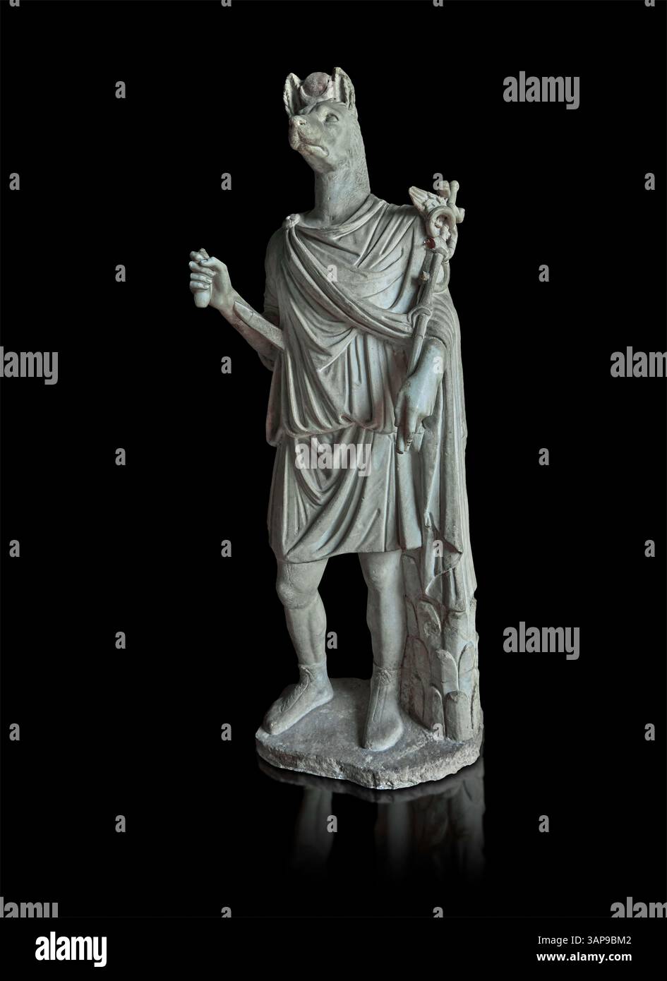 Statua romana in marmo del dio egizio Anubis raffigurata con una toga romana. 1° - 2° centesimo d.C. Villa Pamphili, Anzio, Italia. Musei Vaticani inv. 22 Foto Stock
