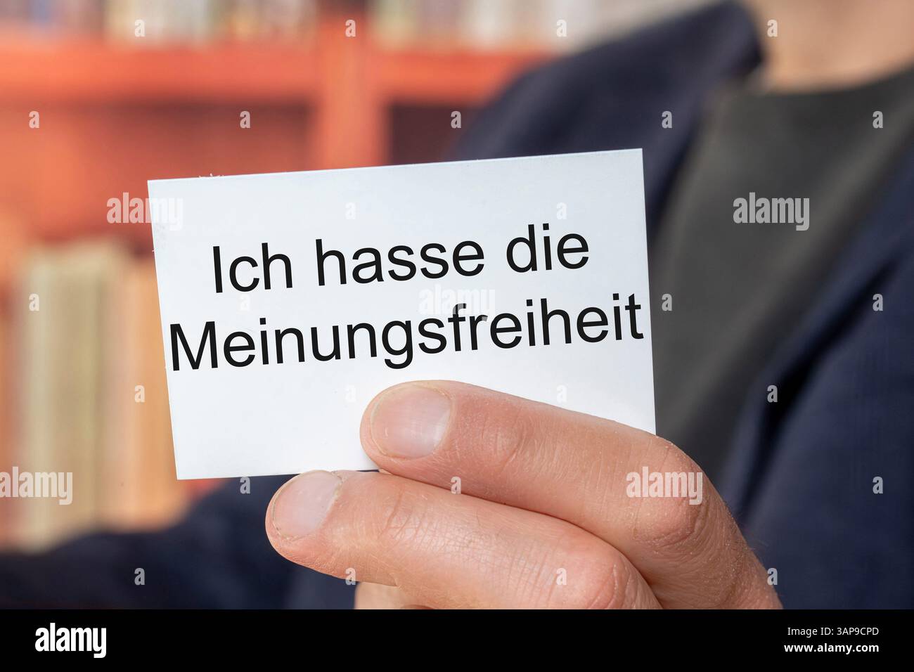 Immagine simbolica della libertà di opinione in Germania: L'uomo mostra un biglietto da visita con (aggiunto) testo ICH HASSE DIE MEINUNGSFREIHEIT (in riferimento a una sospensione Foto Stock