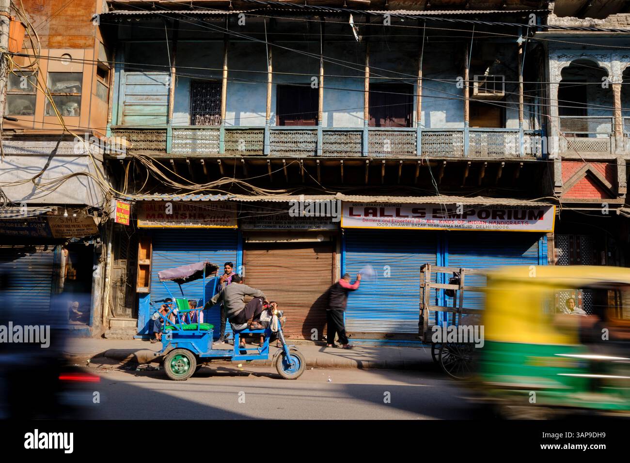 India, Delhi, vecchia Delhi, traffico nei vicoli della città vecchia Foto Stock