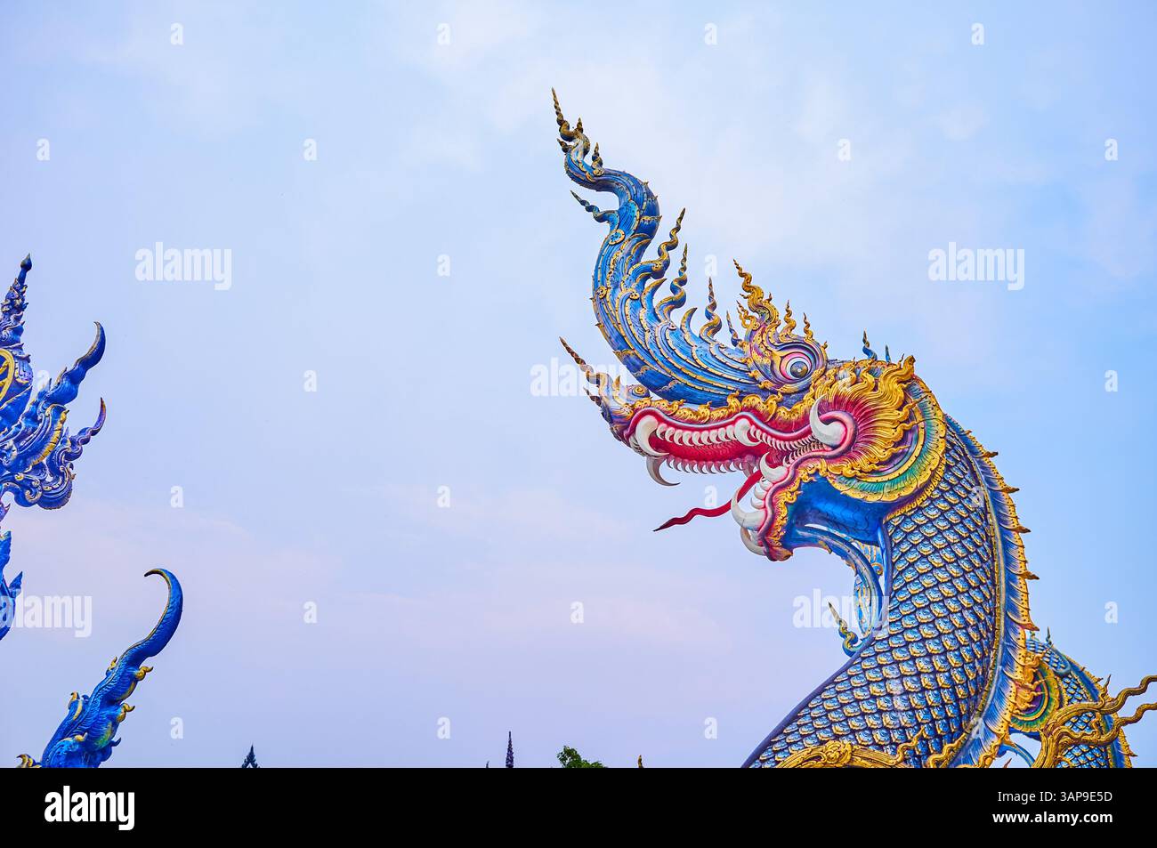 Le sculture dei serpenti di Naga a Wat Rong Suea Ten (Tempio Blu), Chiang Rai, Thailandia Foto Stock