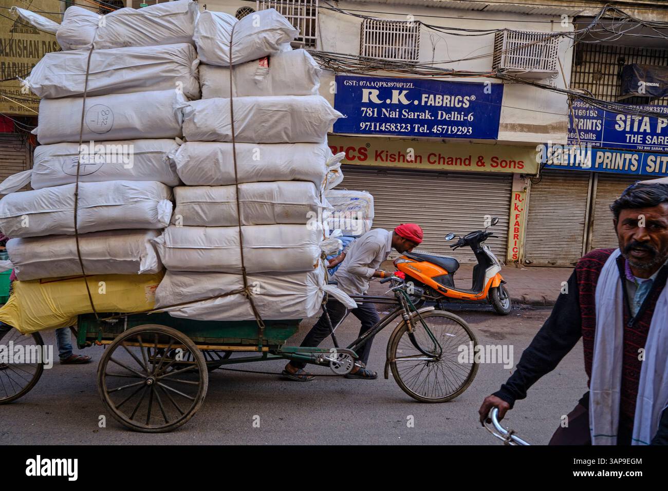 India, Delhi, vecchia Delhi, traffico nei vicoli della città vecchia Foto Stock