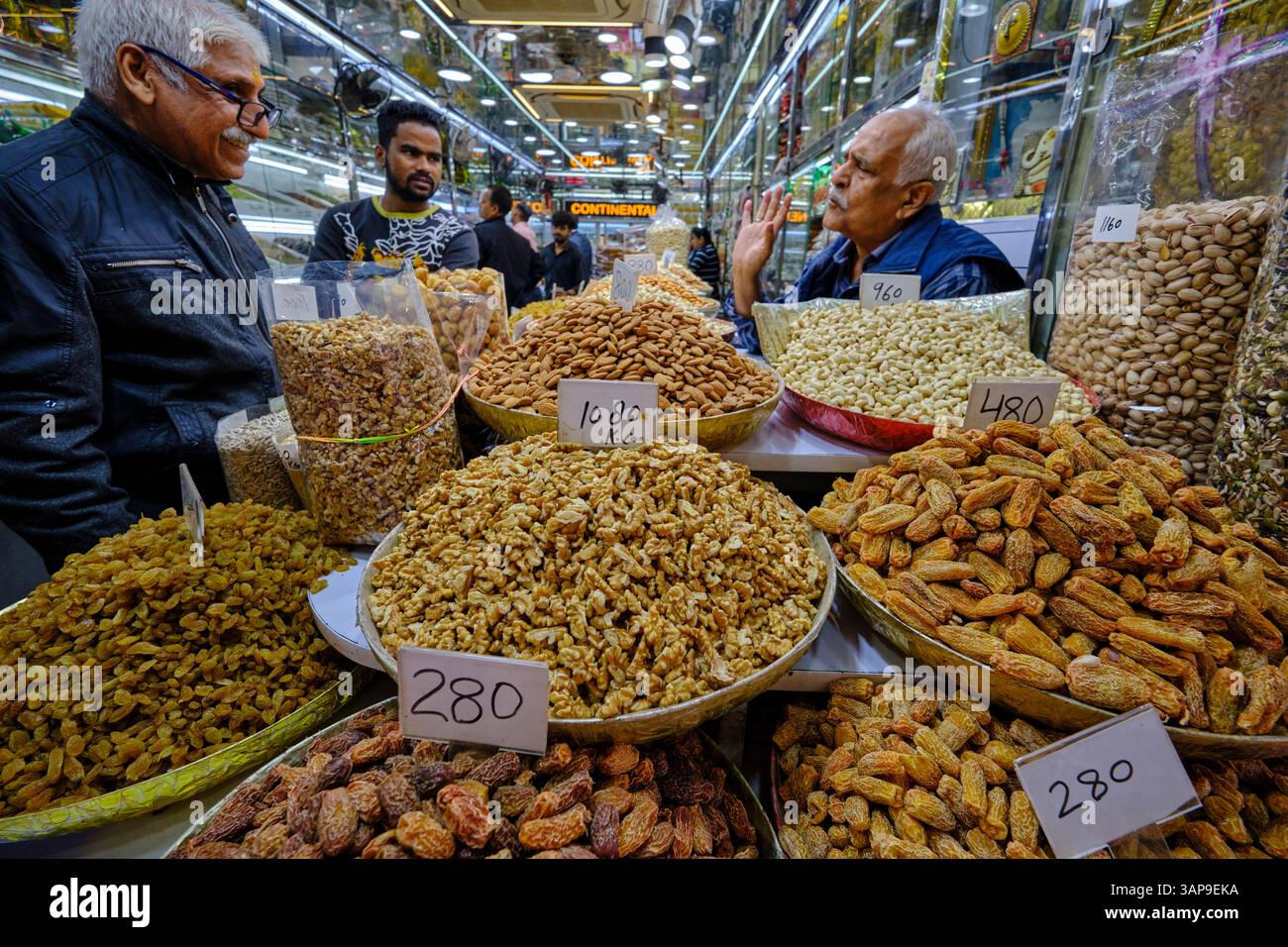 India, Vecchia Delhi, il quartiere animato di Chandni Chowk, il mercato delle spezie e della frutta secca Foto Stock