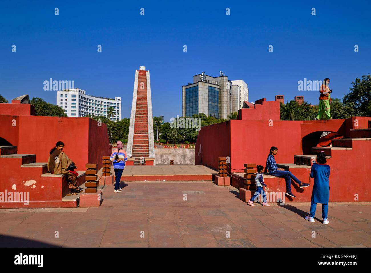 India, nuova Delhi, Jantar Mantar, osservatorio astronomico costruito dal Maharaja Sawai Jai Singh II all'inizio del XVIII secolo Foto Stock