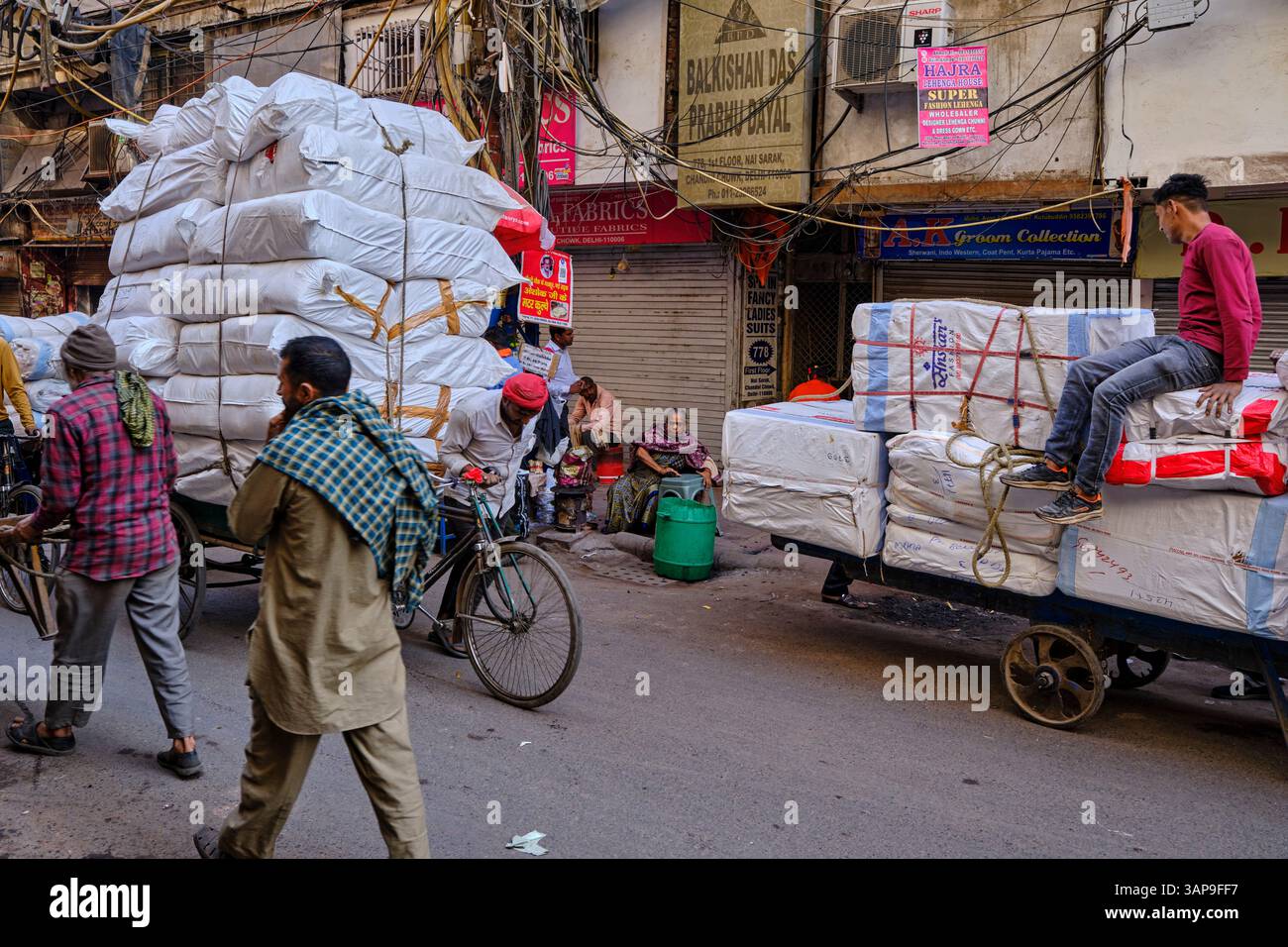 India, Delhi, vecchia Delhi, traffico nei vicoli della città vecchia Foto Stock