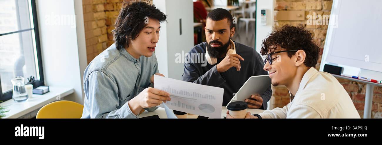 Tre professionisti discutono e rivedono i documenti in un ufficio open space. Foto Stock