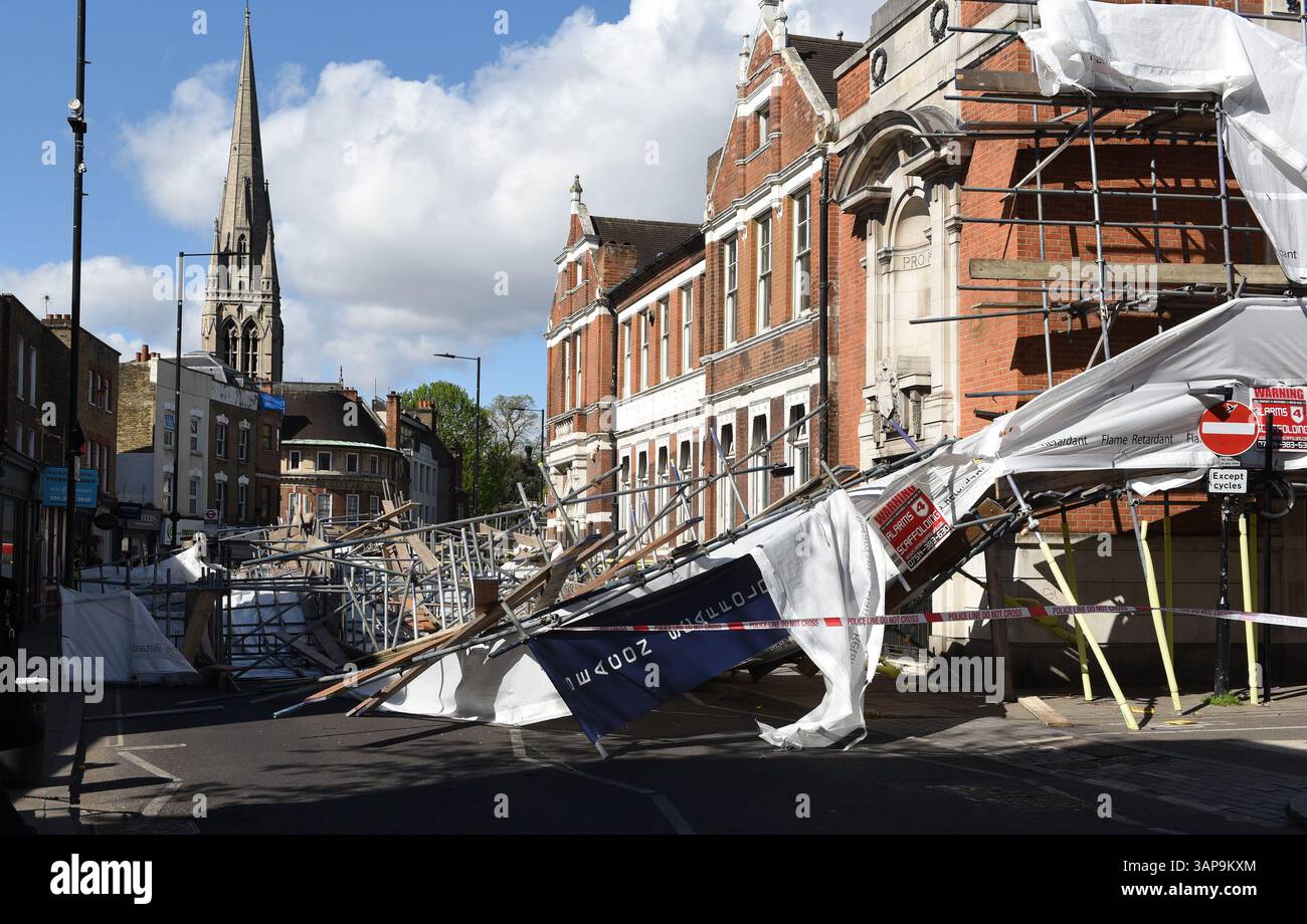 I forti venti notturni hanno portato le impalcature intorno alla biblioteca pubblica per bloccare Stoke Newington Church Street. 16 aprile 2025 Foto Stock