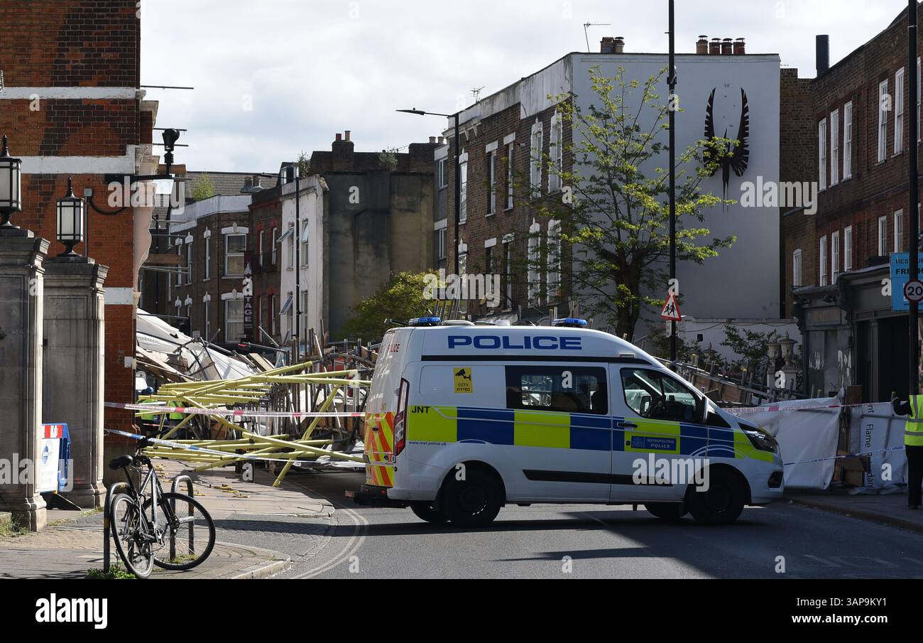 I forti venti notturni hanno portato le impalcature intorno alla biblioteca pubblica per bloccare Stoke Newington Church Street. 16 aprile 2025 Foto Stock
