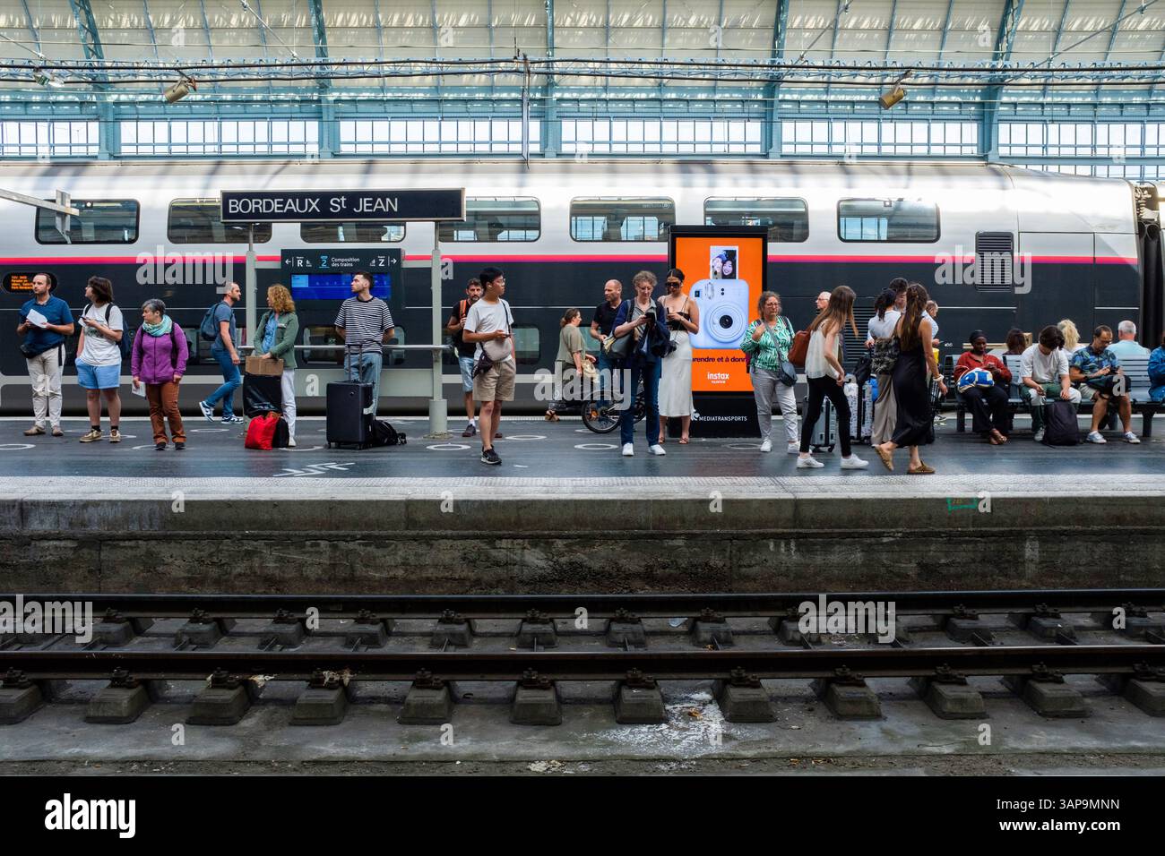 Bordeaux (Francia sud-occidentale): Passeggeri in attesa del treno su un binario della stazione di Bordeaux Saint-Jean, con un treno ad alta velocità TGV Inoui in arrivo Foto Stock