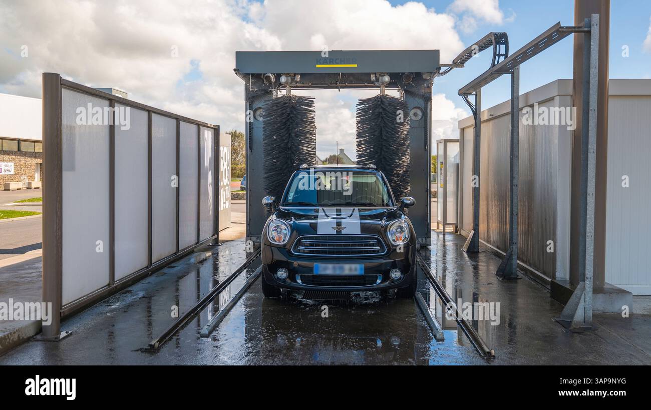 Autolavaggio: Autolavaggio automatico, rulli e auto Mini Countryman Foto Stock