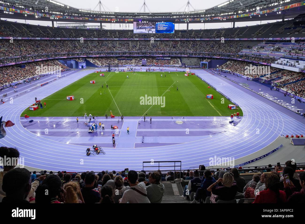 Saint-Denis, stadio "Stade de France" (zona di Parigi, Francia), 30 agosto 2024: Parigi 2024 Giochi Paralimpici, competizione di atletica leggera e pubblico Foto Stock