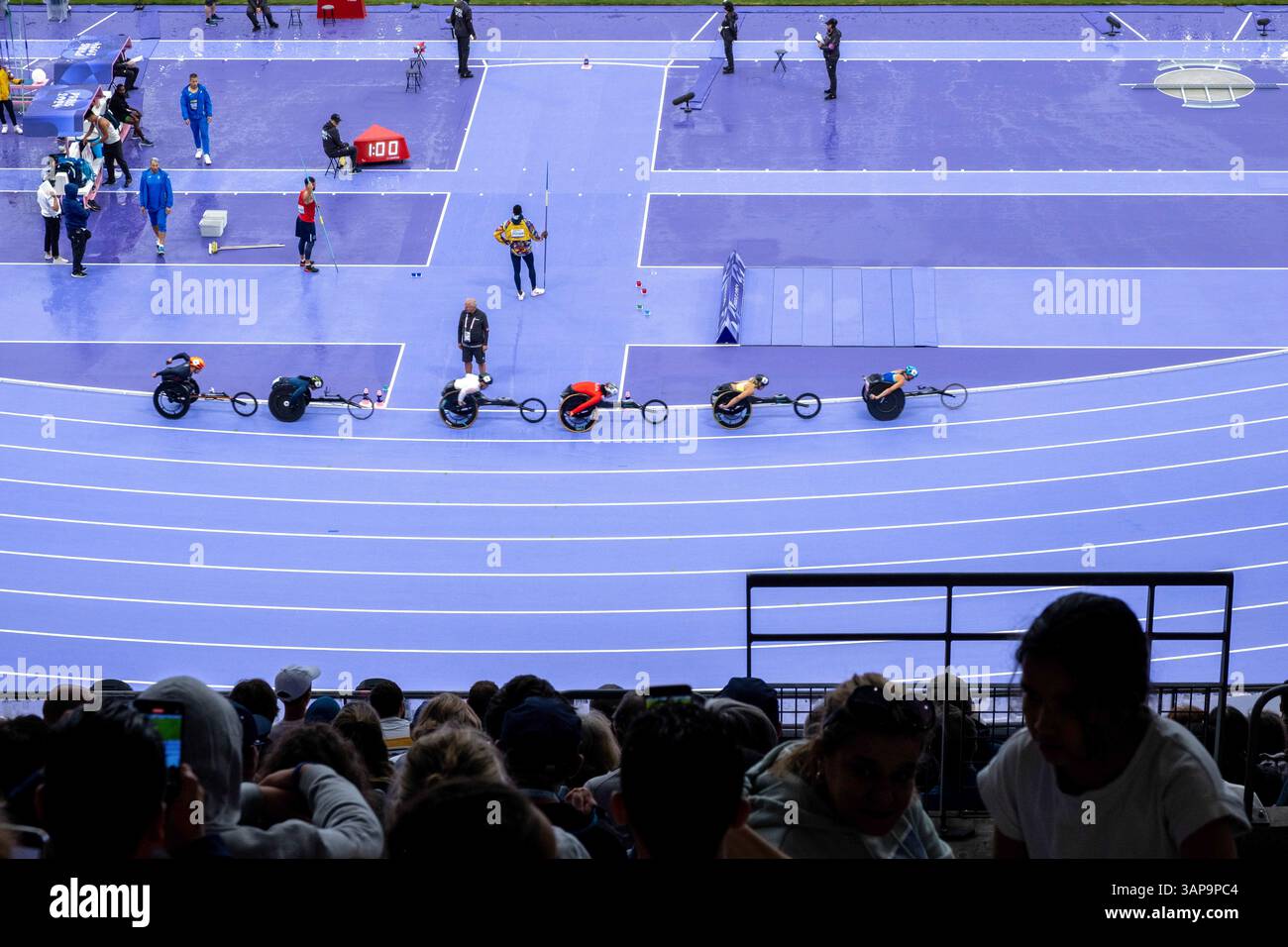 Saint-Denis, stadio "Stade de France" (zona di Parigi, Francia), 30 agosto 2024: Parigi 2024 Giochi Paralimpici, competizione di atletica leggera e pubblico. Corsa ch Foto Stock