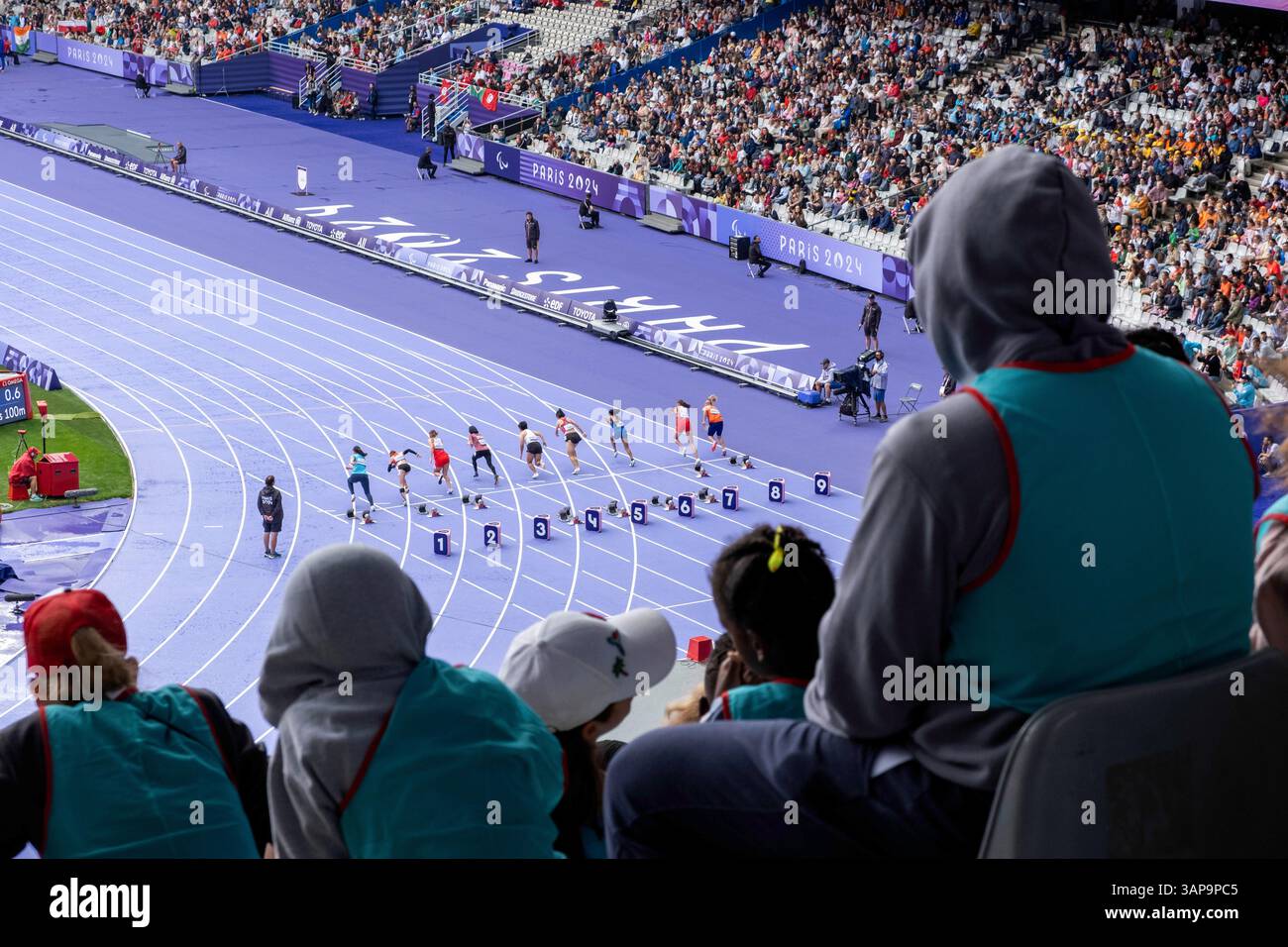 Saint-Denis, stadio "Stade de France" (zona di Parigi, Francia), 30 agosto 2024: Parigi 2024 Giochi Paralimpici, competizione di atletica leggera e pubblico Foto Stock