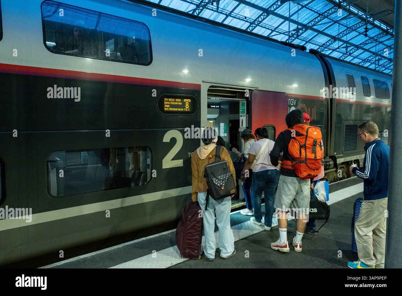 Lourdes (Francia sud-occidentale): Treno TGV Inoui ad alta velocità e passeggeri che salgono a bordo di un treno di seconda classe nella stazione la mattina presto Foto Stock