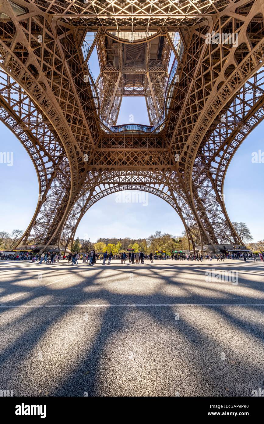 Parigi, Francia - 31 marzo 2025: Vista dal basso della Torre Eiffel, un capolavoro architettonico Foto Stock