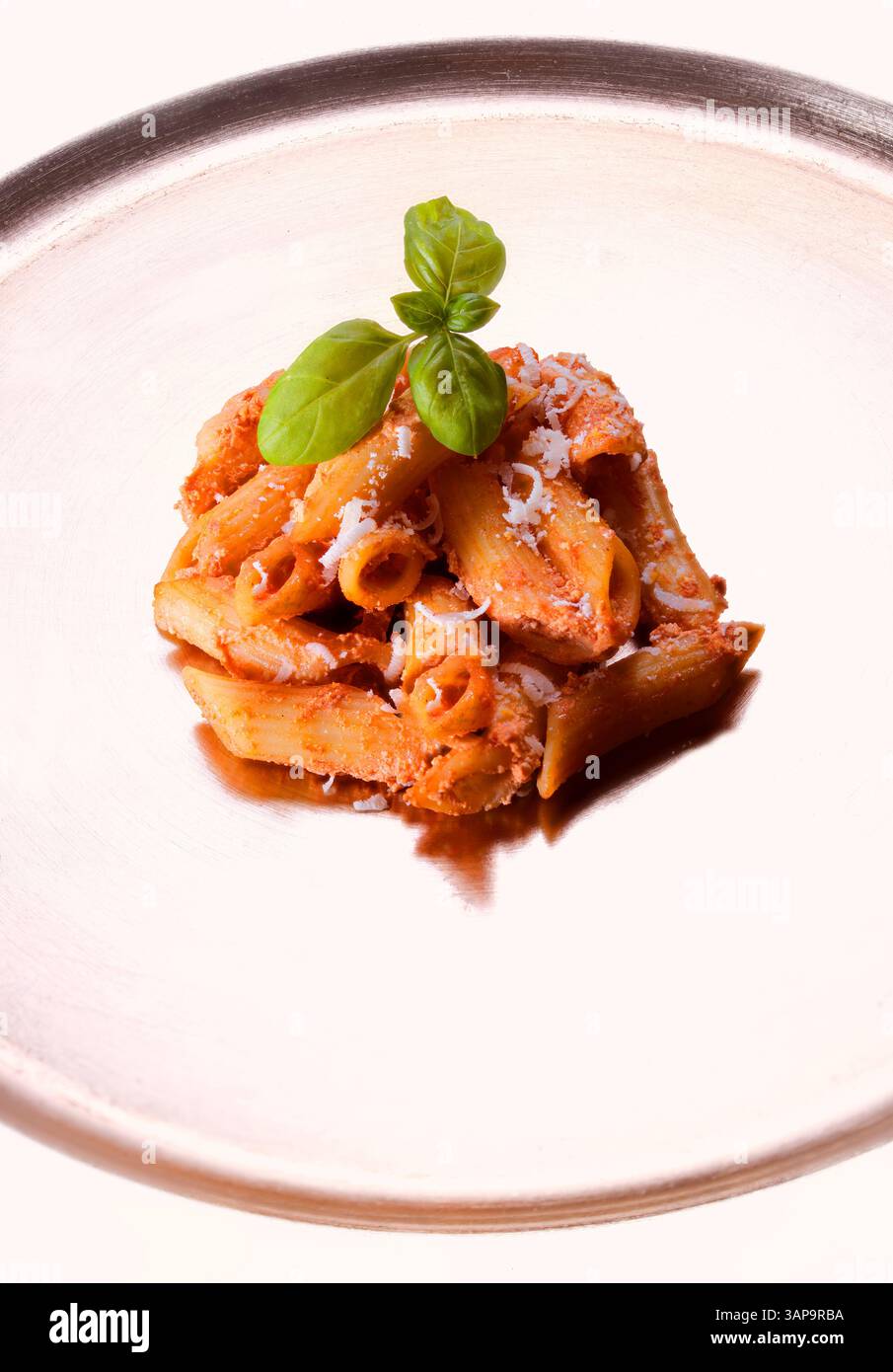 Penne con salsa di ricotta al pomodoro e basilico fresco Foto Stock